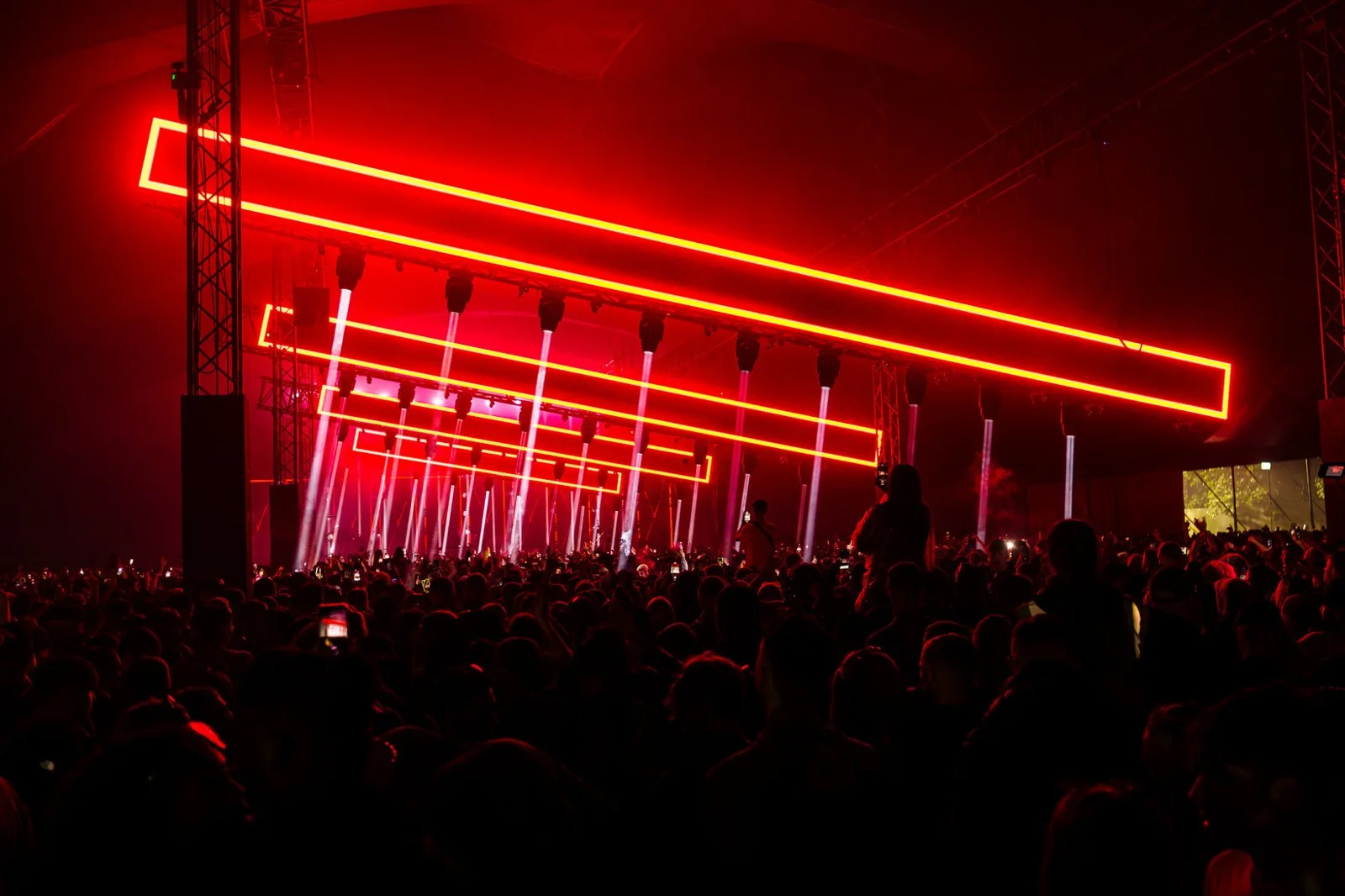 Festival nocturno con estructura lumínica roja